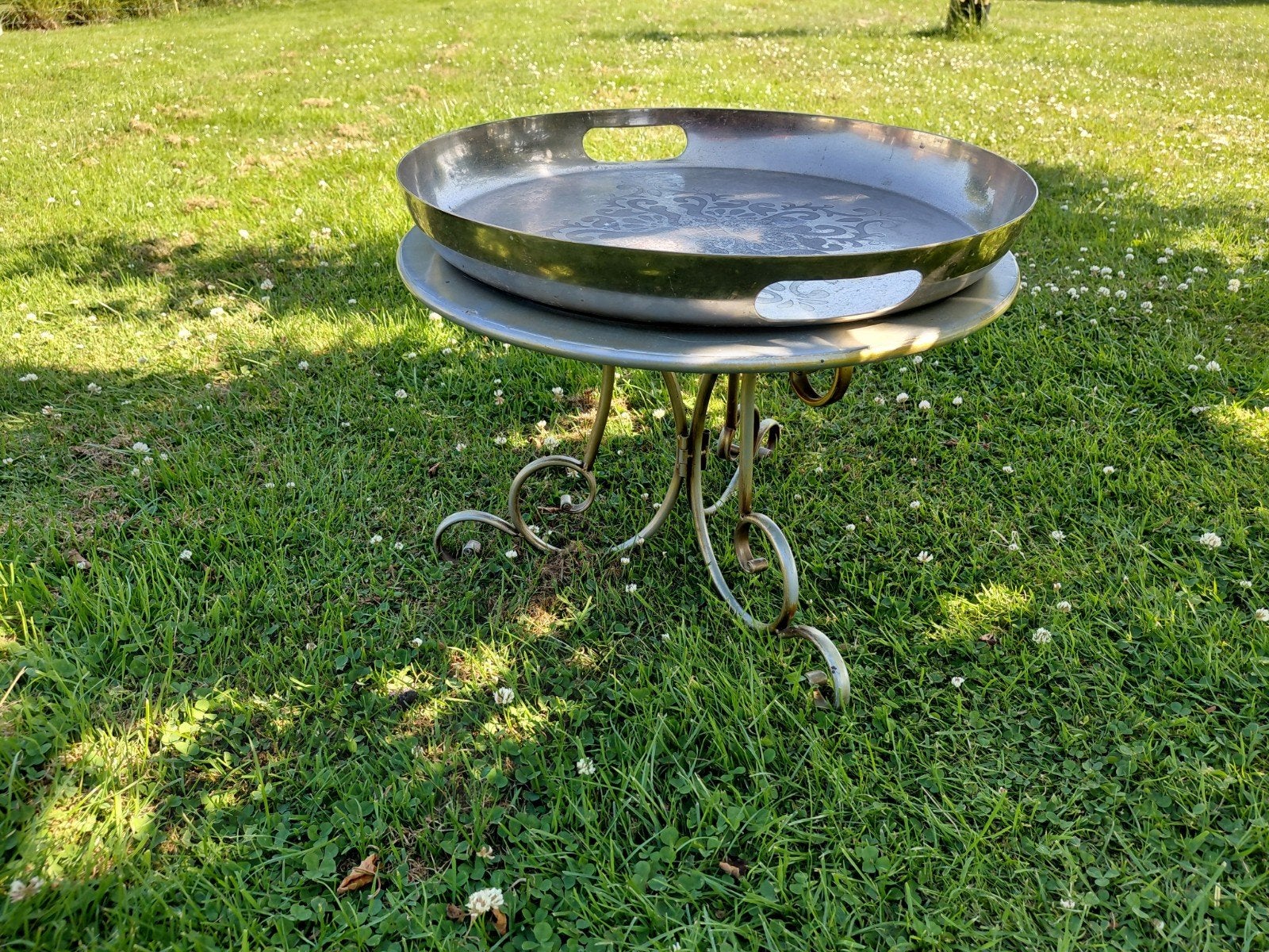 Leuk bijzettafeltje met los theeblad., Huis en Inrichting, Tafels | Bijzettafels, Ophalen, Rond, Metaal of Aluminium, Minder dan 55 cm