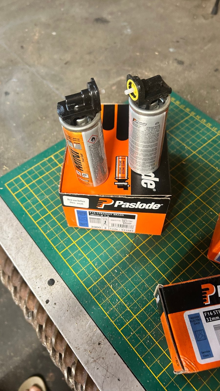 Paslode F16 Straight Brads 32mm & 38mm met gaspatronen, Ophalen of Verzenden, Gebruikt, Tacker/nietmachine, Overige merken
