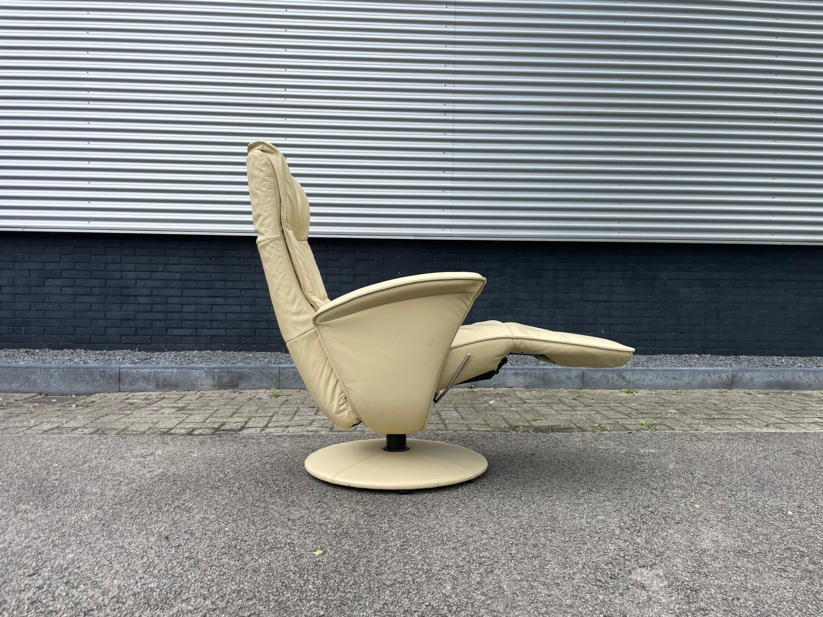 Foto 6 van Creme kleurige leren relax fauteuil / relax stoel