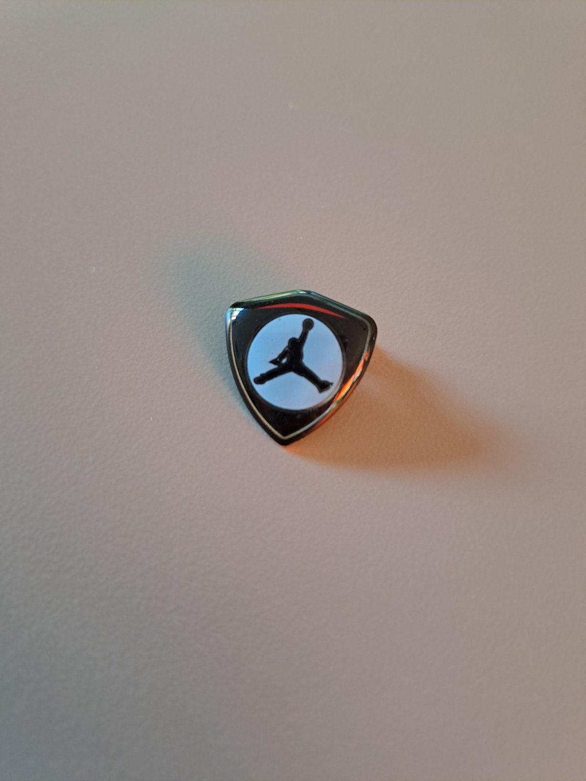 Nike Air Jordan Jumpman schildvormige pin/speld/broche, Overige materialen, Blauw, Minder dan 4 cm, Ophalen of Verzenden