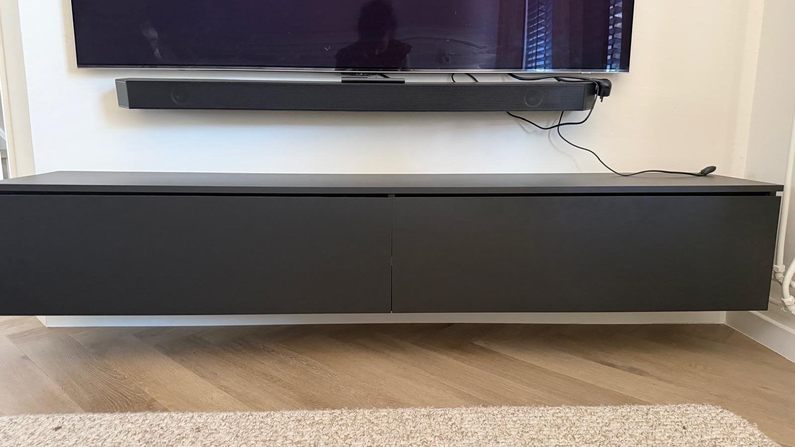 Zwart zwevend tv meubel - 180 cm breed, Huis en Inrichting, Kasten | Televisiemeubels, Ophalen, Overige materialen, Gebruikt, 150 tot 200 cm
