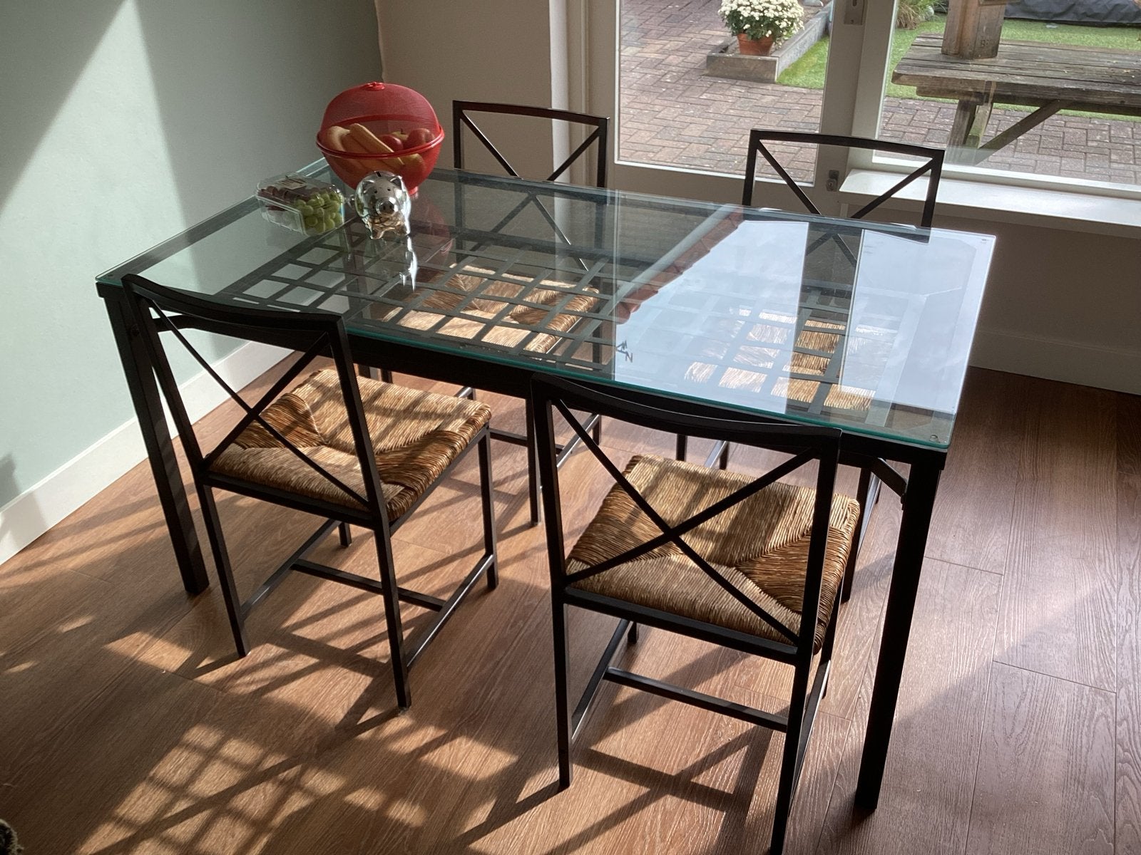 Glazen eettafel met metalen onderstel en 4 stoelen, Huis en Inrichting, Tafels | Eettafels, Ophalen, Gebruikt, 100 tot 150 cm