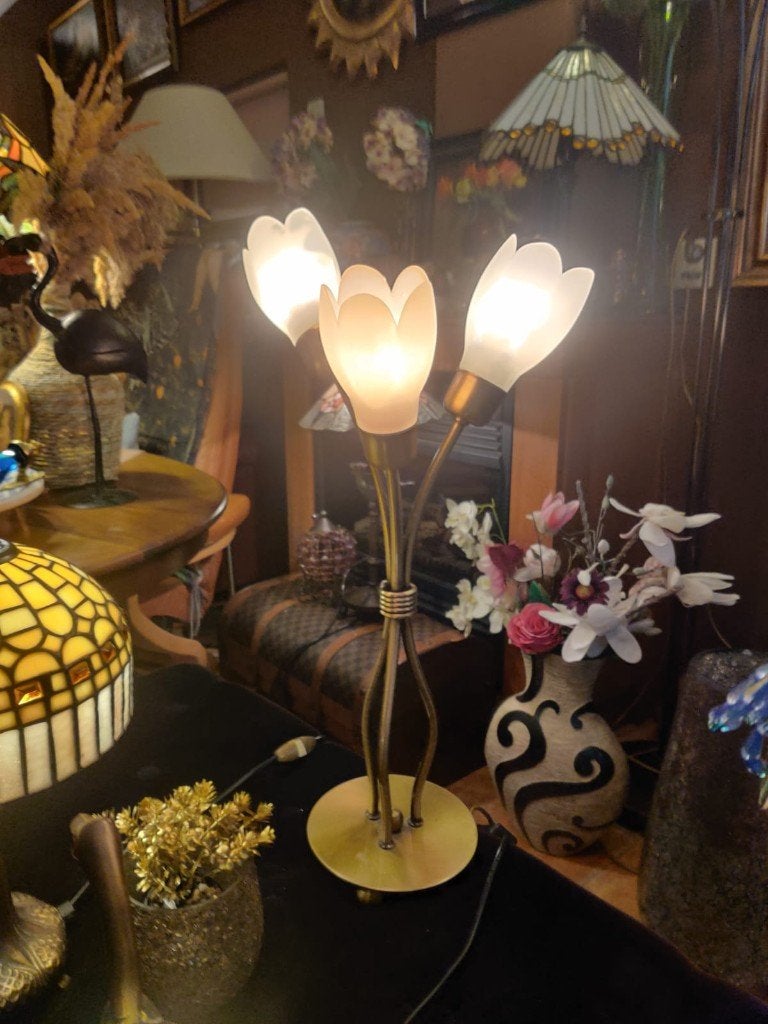 Messing tafellamp met 3 tulpkelken 54 cm, Ophalen, Glas