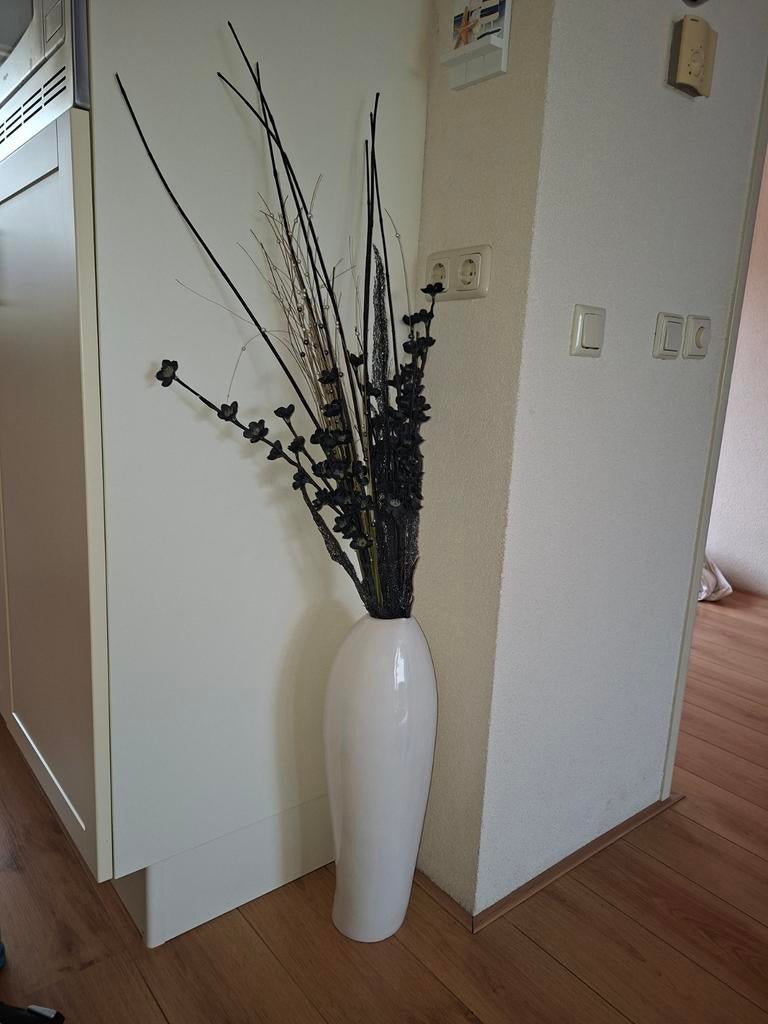 Grote witte vaas met zwarte siertakken - 60 cm hoog, Huis en Inrichting, Ophalen, 50 tot 75 cm, Wit, Aardewerk of Porselein