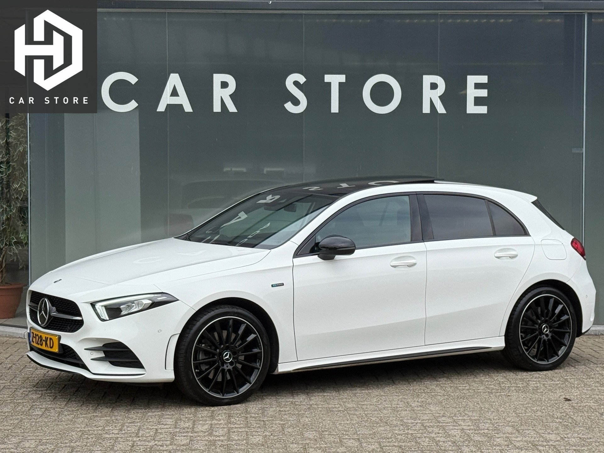 Mercedes-Benz A-klasse 250 e AMG Line Pano|Sfeer|19Inch|Adap, Gebruikt, 4 cilinders, 15 kWh, Leder en Stof