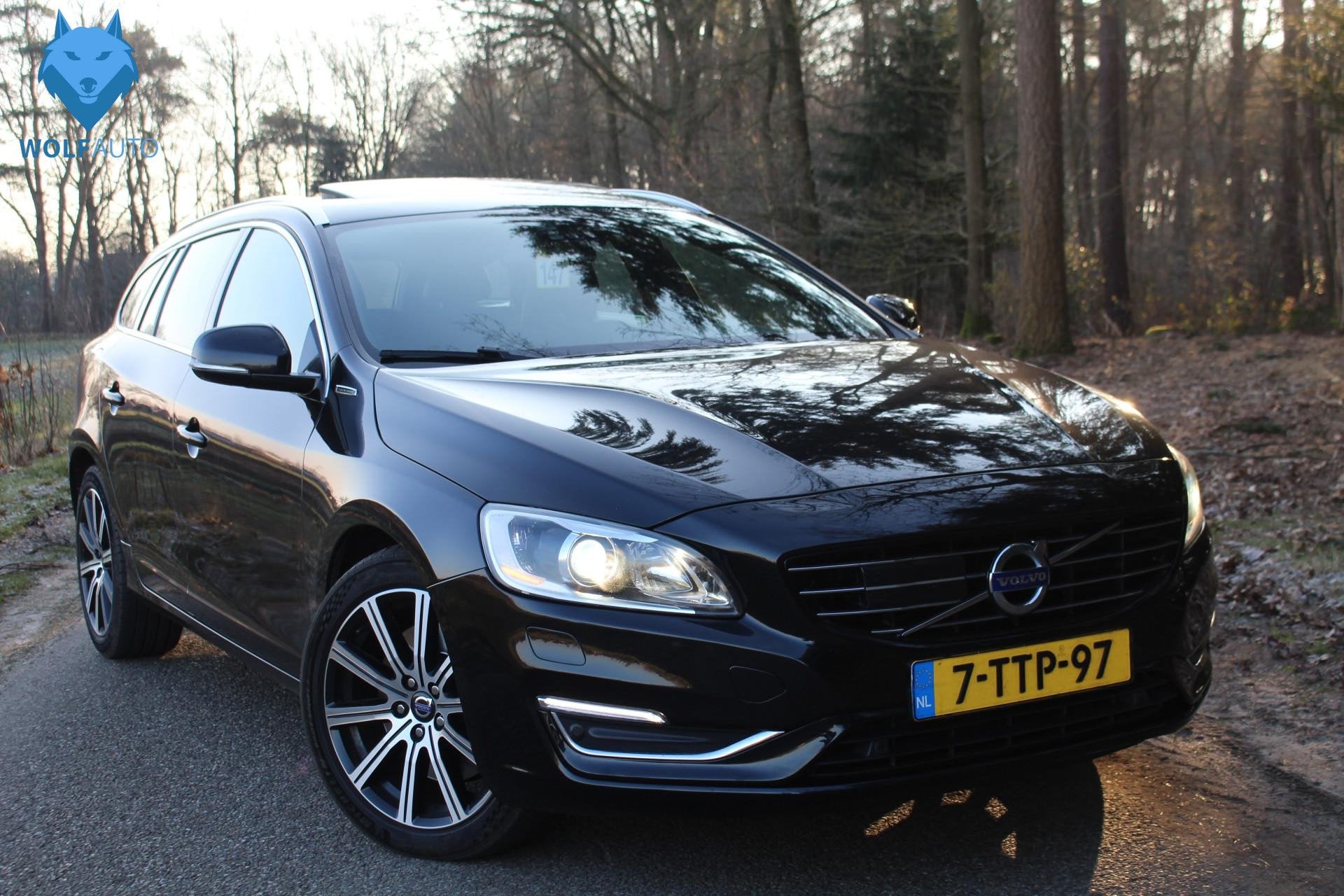 Volvo V60 2.4 D6 AWD Plug-In Hybrid Summum NL AUTO! NIEUWE A, Auto's, Volvo, Automaat, Zwart, Zwart, Vierwielaandrijving