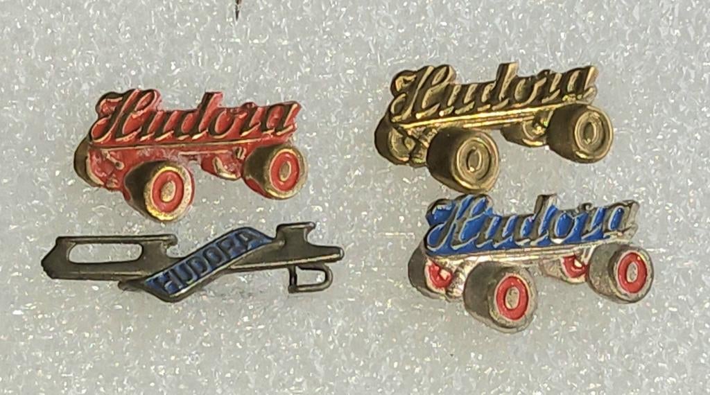 4 HUDORA Speldjes: Rolschaatsen & Schaats, Ophalen of Verzenden, Gebruikt, Sport, Speldje of Pin