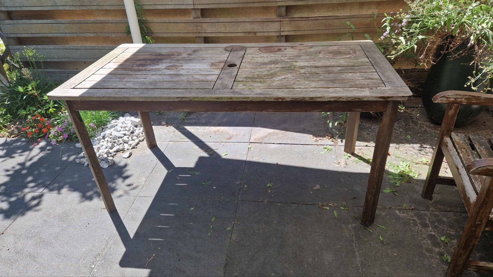 Houten tuintafel met 2 stoelen vraagt om liefde., Ophalen, Gebruikt, Rechthoekig, Hout