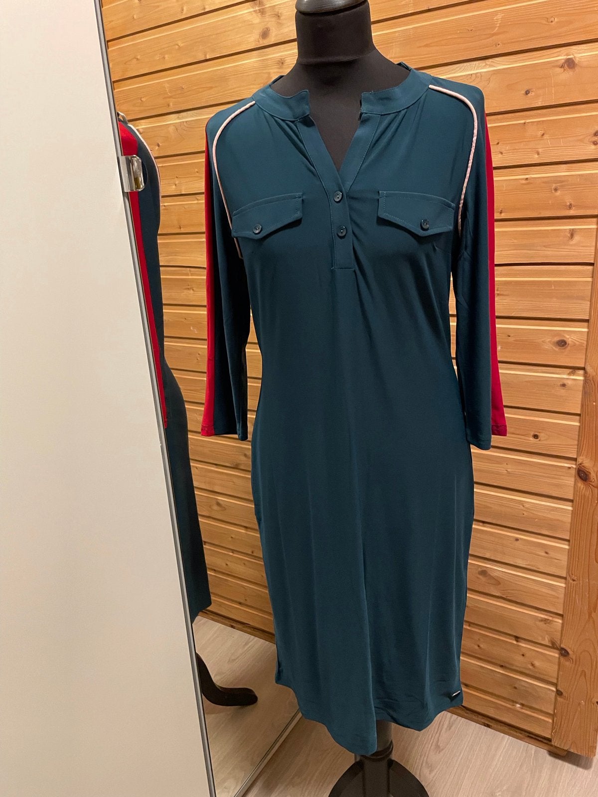 Groene Jurk met rode strepen maat M nieuw, Kleding | Dames, Maat 38/40 (M), Nieuw, Ophalen of Verzenden, Knielengte