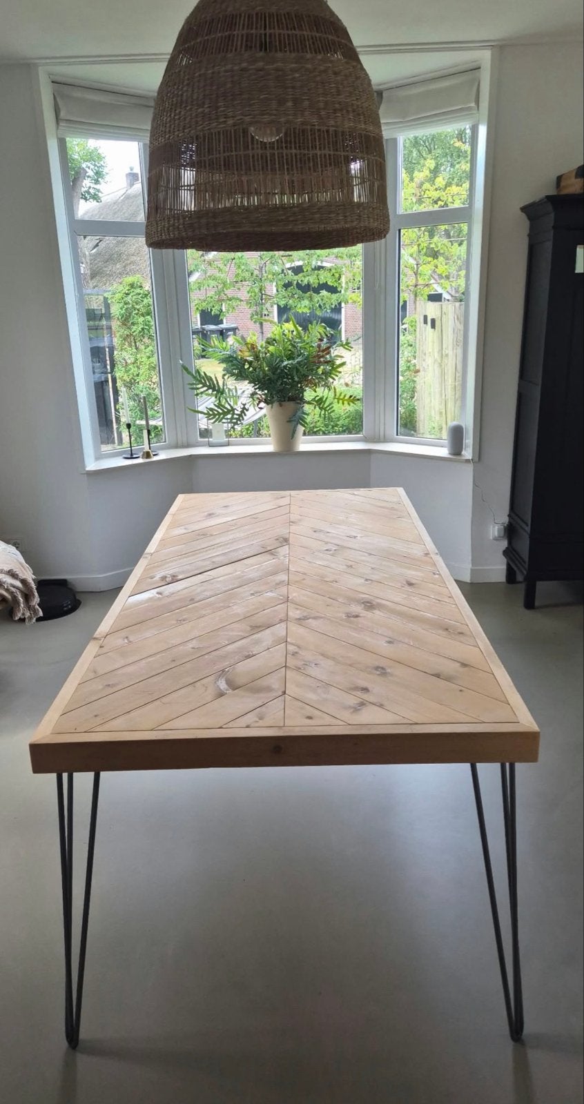 Robuuste eettafel met visgraatpatroon en hairpin poten, Ophalen, 50 tot 100 cm, Zo goed als nieuw, Vijf personen of meer