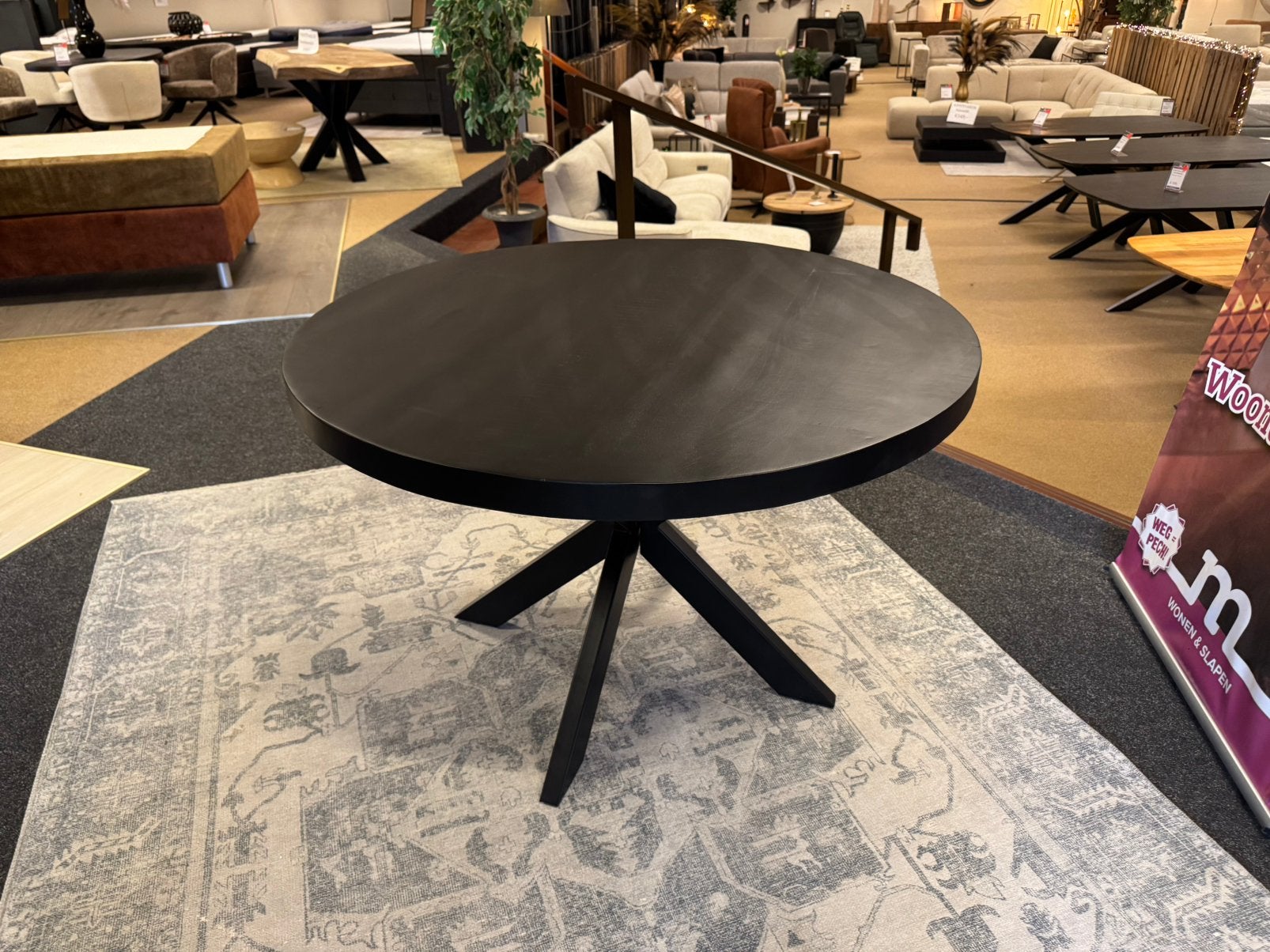 Foto 3 van Eettafel rond 110cm Zwart mango€279,- Direc leverbaar E-7419