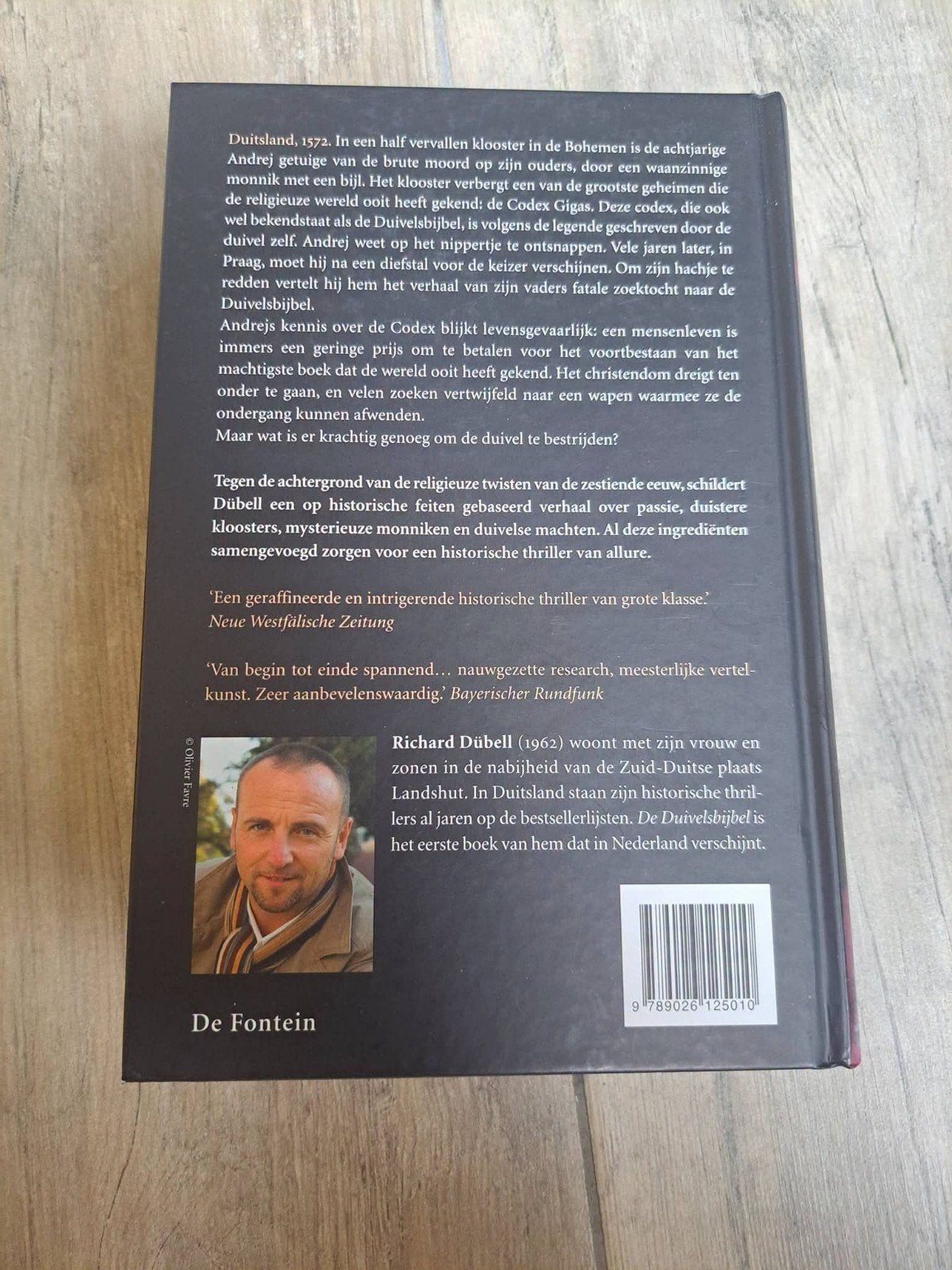 Historische thriller De duivelse bijbel van Richard Dubel, Boeken, Ophalen of Verzenden, Gelezen