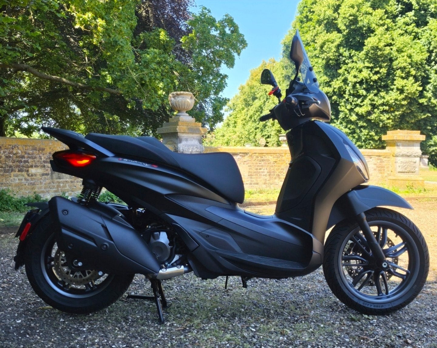Piaggio Beverly S 400 HPE 2023 | 8.700 km | Topstaat, Motoren, Particulier, Scooter