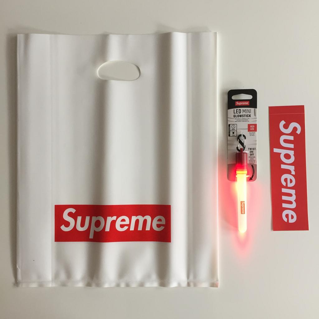 Supreme night lite keychain drop 18ss glow stick lampje, Verzamelen, Sleutelhangers, Nieuw, Ophalen of Verzenden