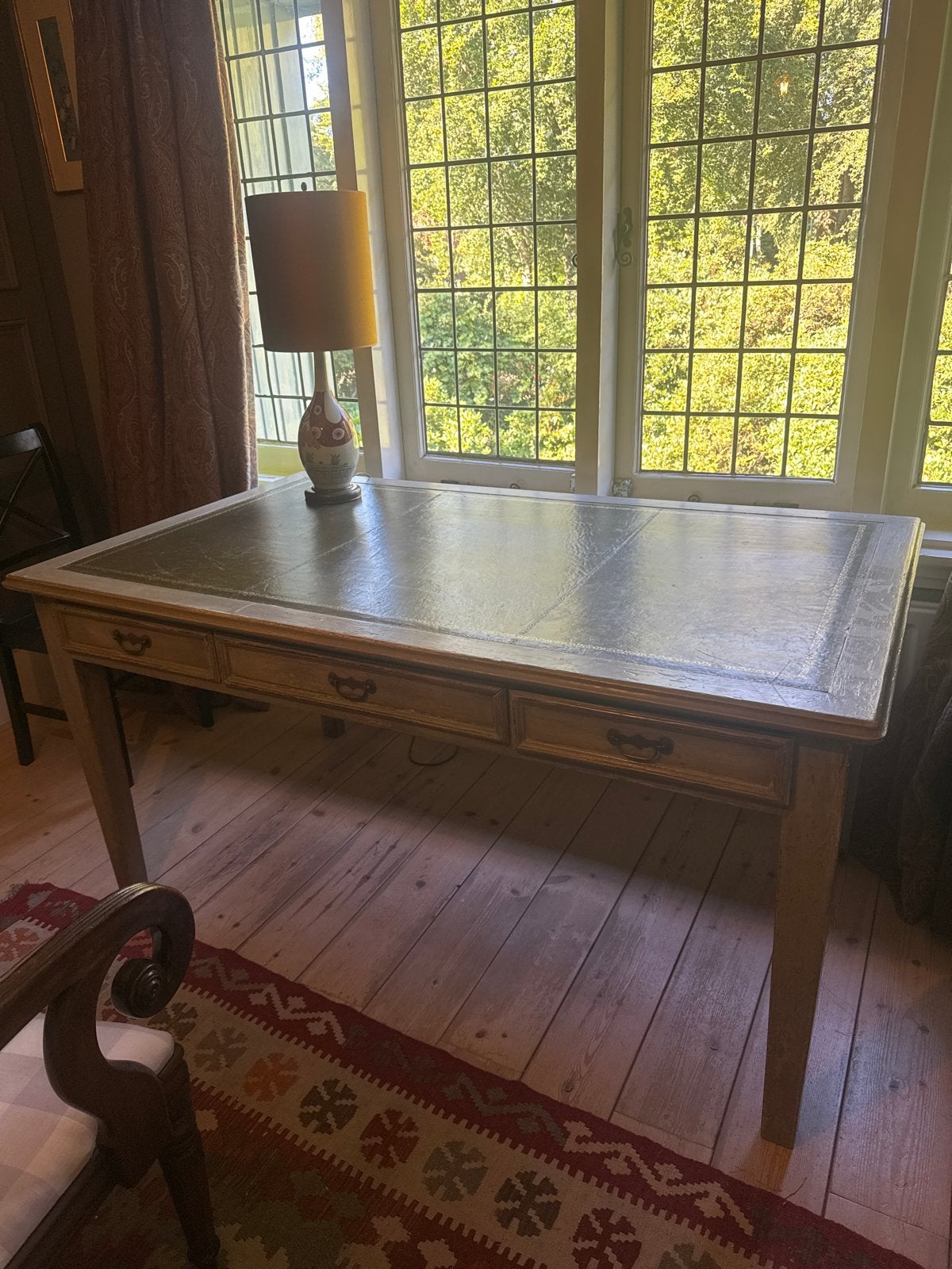Antiek houten bureau met lades en groen lederen blad, Ophalen, Overige typen, Gebruikt, Antiek