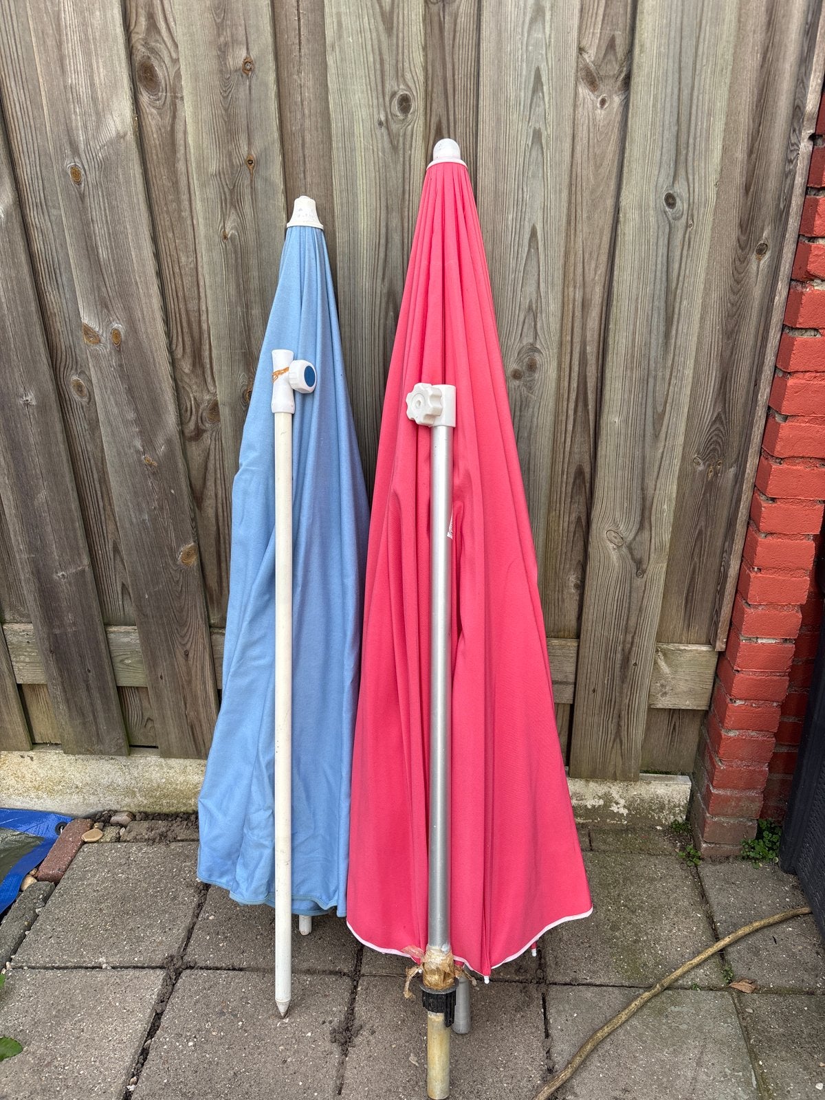 2 parasols: rood (kantelbaar) en blauw (met kleine gebreken), Ophalen, Gebruikt, Stokparasol, Kantelbaar