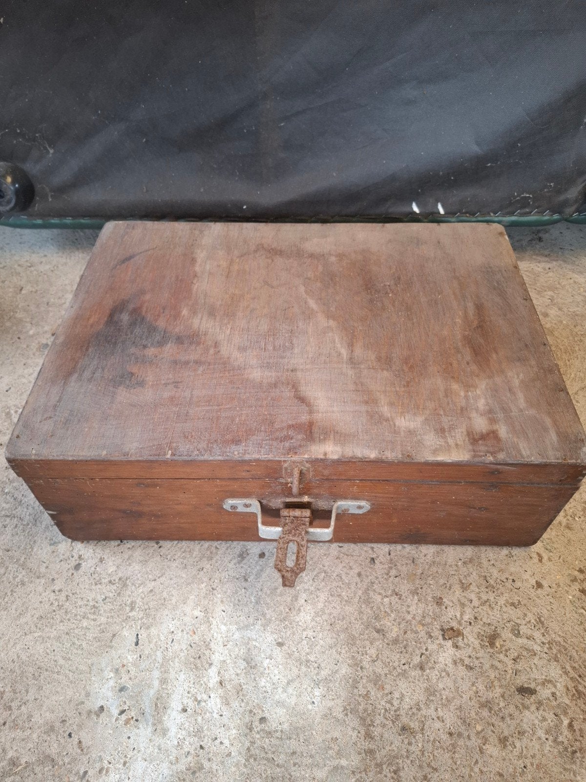 Vintage houten kist met metalen sluiting en handvat, Ophalen