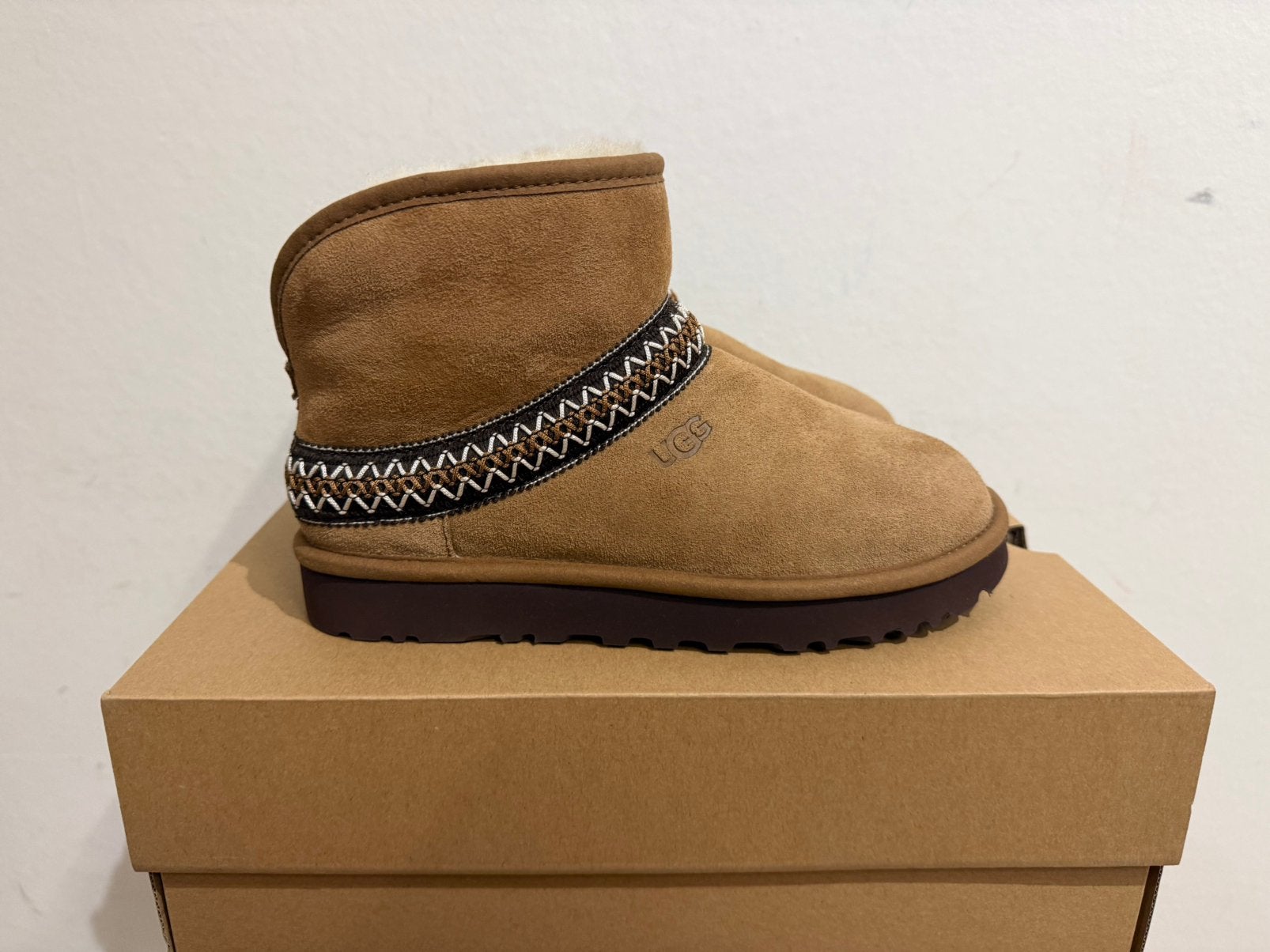 Te koop nieuwe UGG Classic Mini Crescent Che maat 36, Kleding | Dames, Postlaan 3, UGG, Nieuw, Ophalen of Verzenden