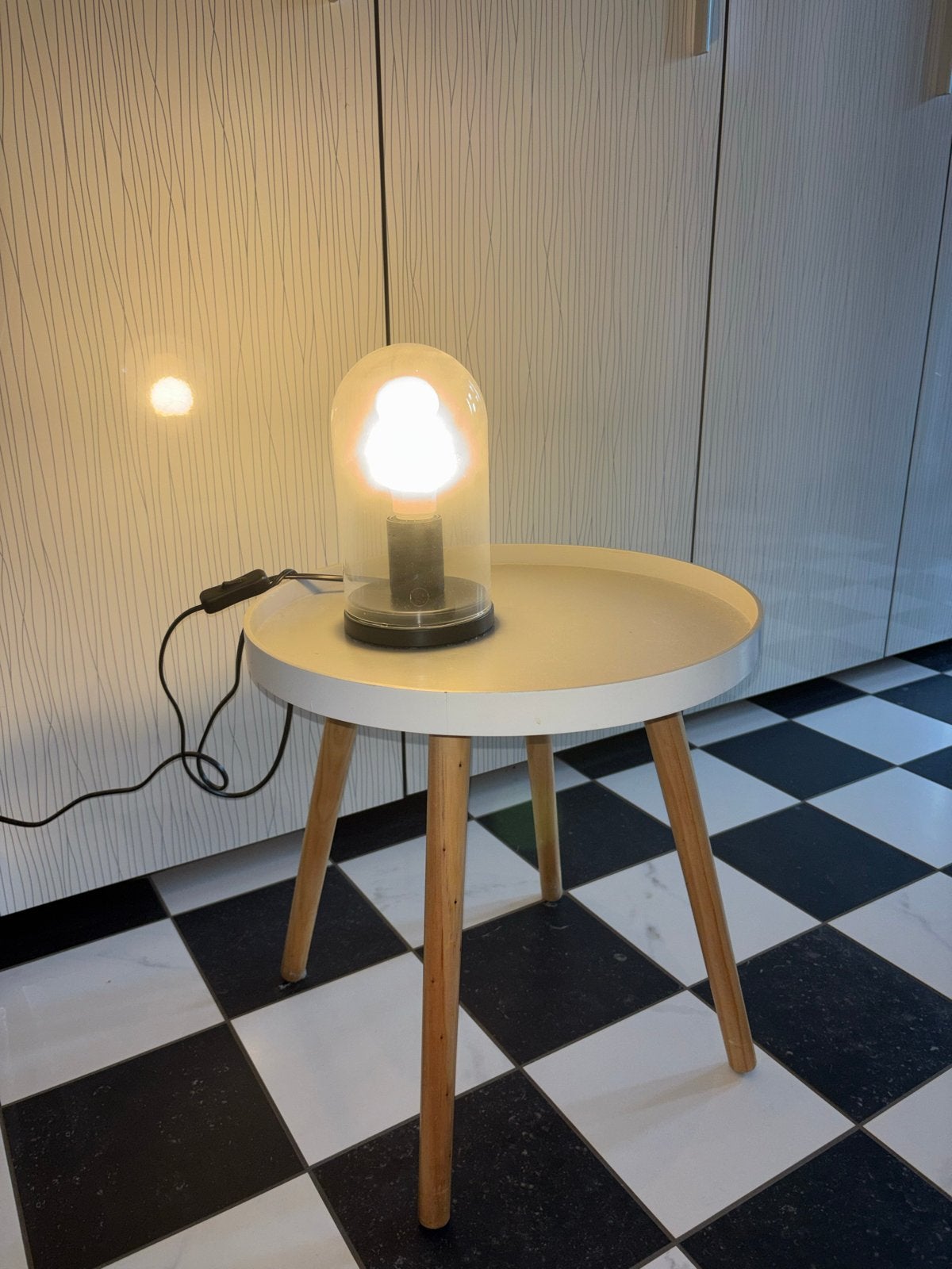 Modern bijzettafeltje met lamp, Minder dan 55 cm, Rond, Zo goed als nieuw, Hout