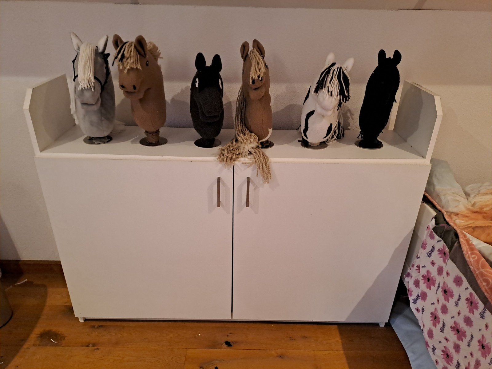 Hobby horse kast/stal (evt met paardjes), Ophalen, Gebruikt