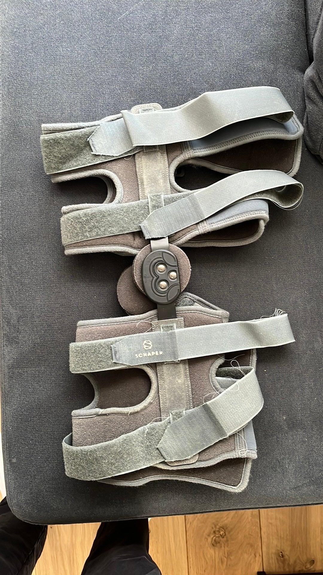 Kniebrace met klittenband - metalen scharnieren, Diversen, Verzenden, Gebruikt