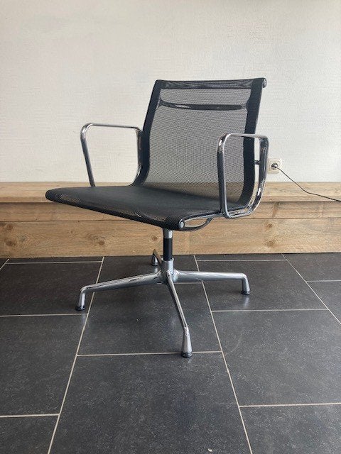 2 Vitra Eames EA 107, chroom, zwart netweave, Vitra, Zwart, Design, Ophalen of Verzenden
