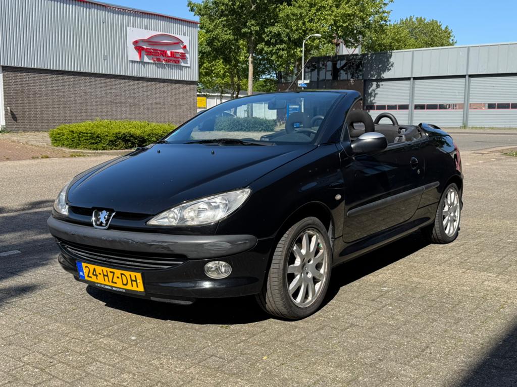 Peugeot 206 CC Cabrio 1.6 16V – 2002 – Zwart – trekhaak, Auto's, Voorwielaandrijving, Stof, 4 cilinders, Cabriolet