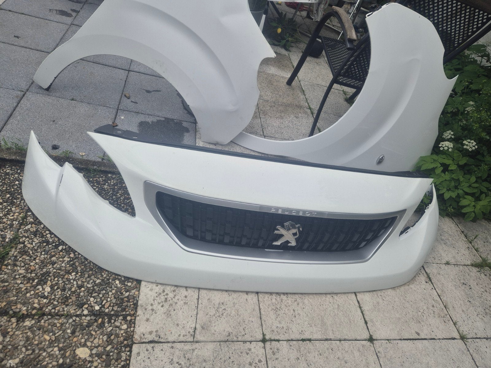 Te koop linker en rechter spatbord 
Motorkap  Complete grill, Ophalen of Verzenden, Peugeot, Motorkap