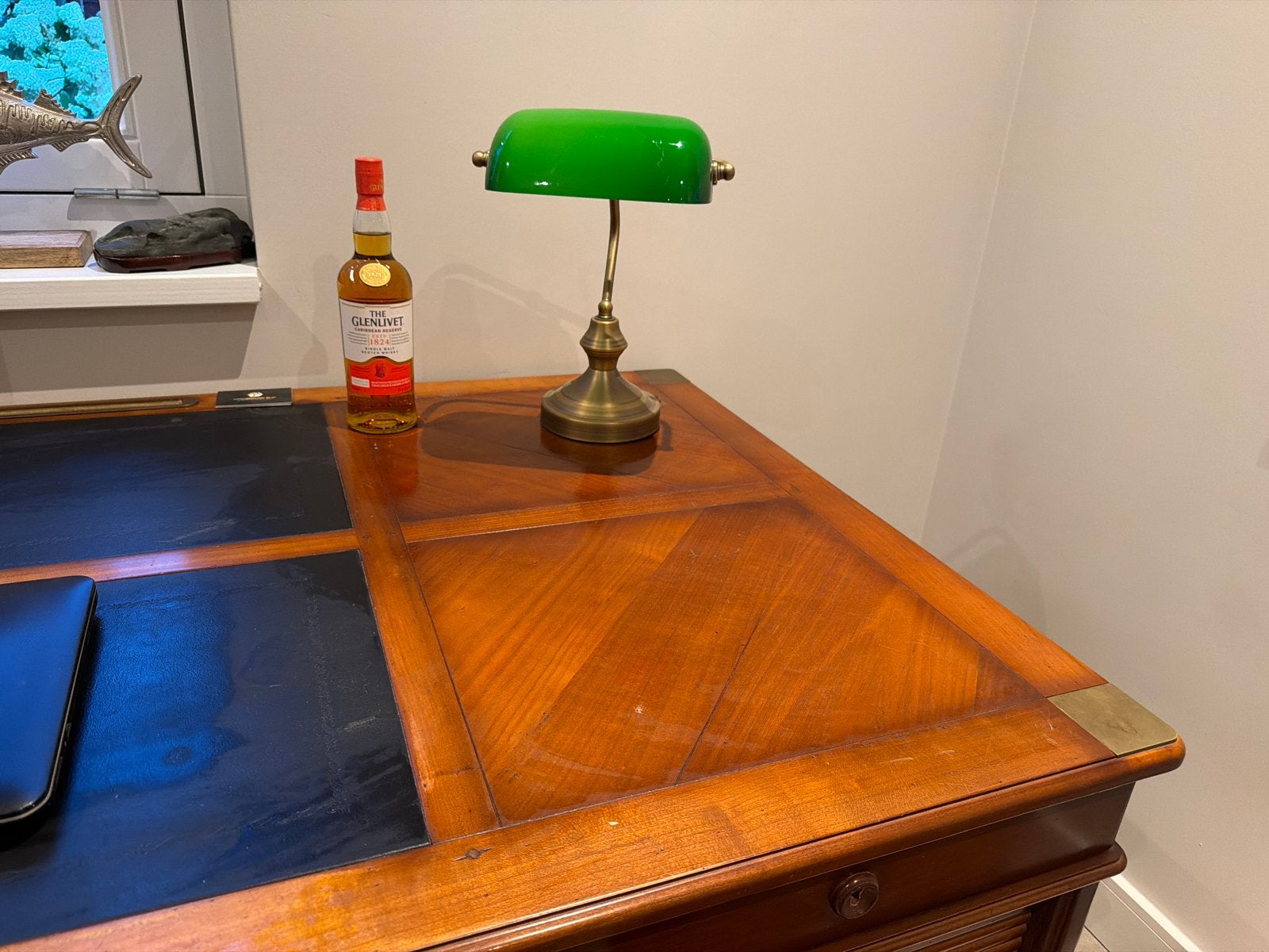 Klassieke bankierslamp met groen glas en messing voet, Antiek en Kunst, Antiek | Lampen, Ophalen