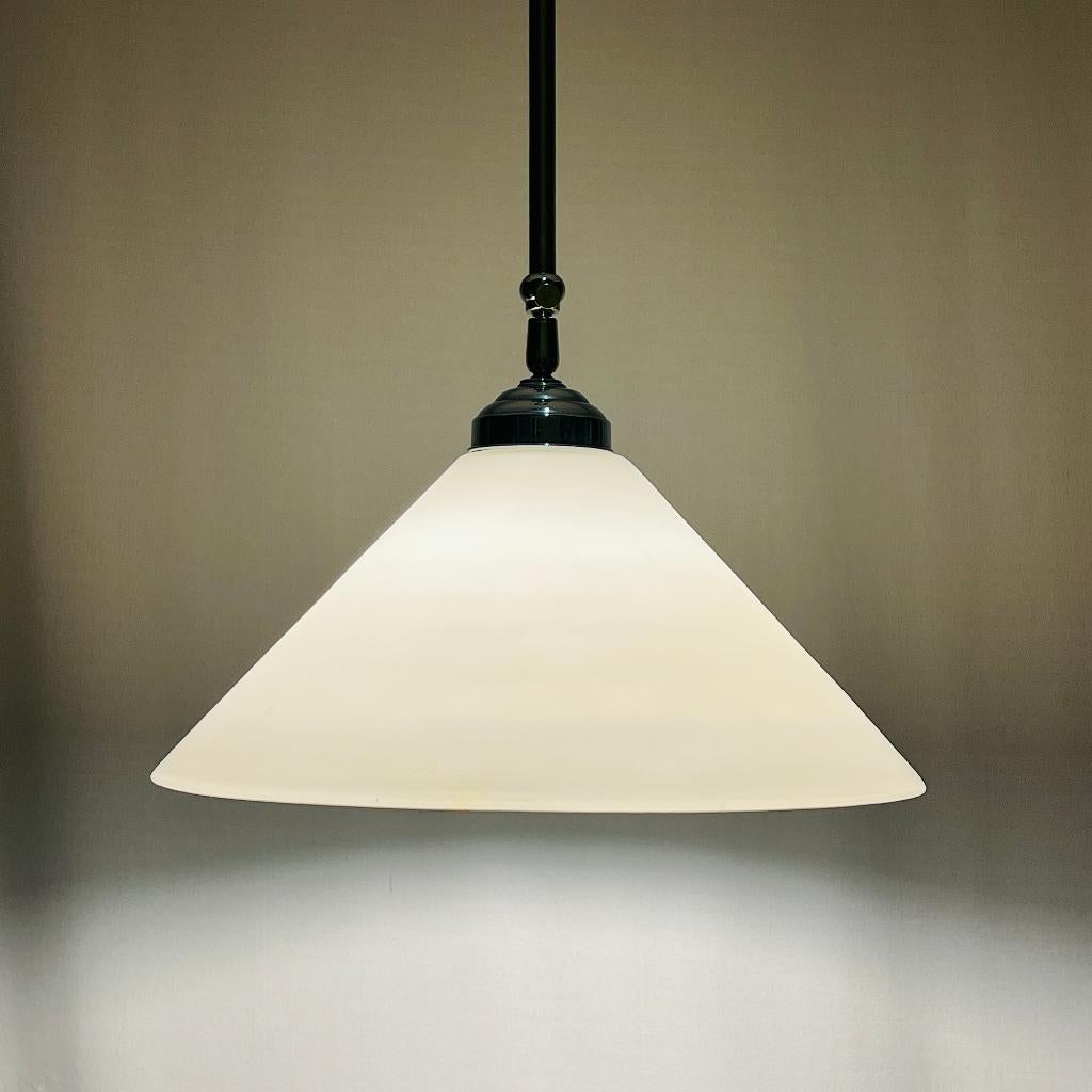 Vintage conische verstelbare hanglamp melkglas en chroom, Huis en Inrichting, Lampen | Hanglampen, Zo goed als nieuw, 75 cm of meer