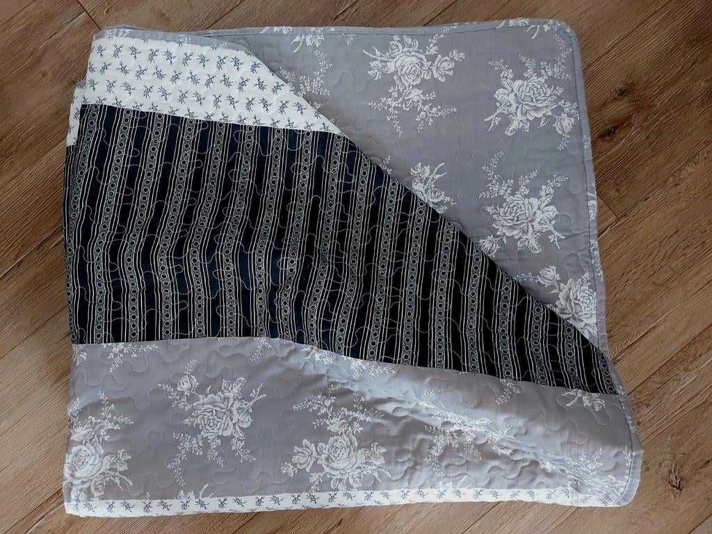 Zgan plaid bedsprei woondeken 240 x 260 lichtgrijs wit zwart, Ophalen of Verzenden, Zo goed als nieuw