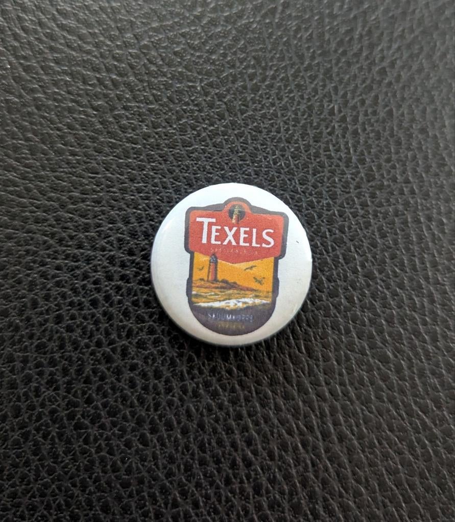 Texels – 25 mm button/speld/pin – wit/rood, Ophalen of Verzenden, Nieuw, Overige typen, Overige merken