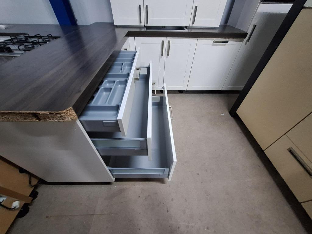Complete keuken Compleet met APP 120Keukens op voorraad 2713, Hoekkeuken, Ophalen of Verzenden, Zo goed als nieuw, Met kookeiland