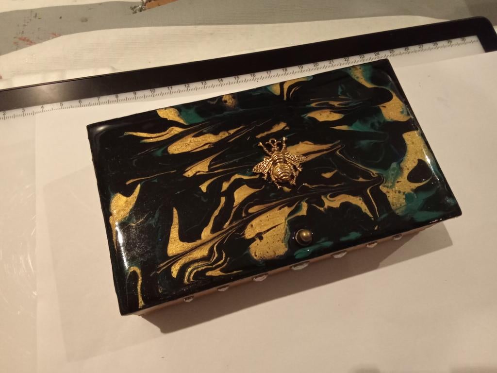 Handbewerkt sigarenkistje met acryl pouring en bijtje, Minder dan 50 cm, Overige materialen, Nieuw, Minder dan 50 cm