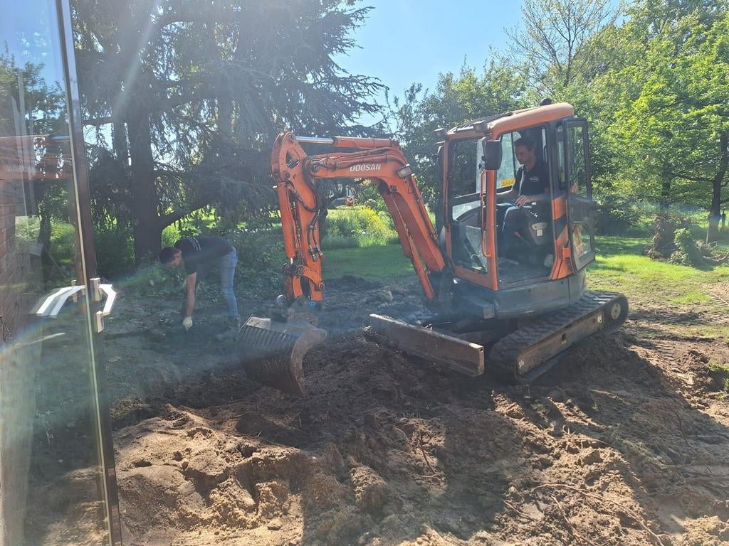 Foto 4 van Minigraver en minishovel met machinist,