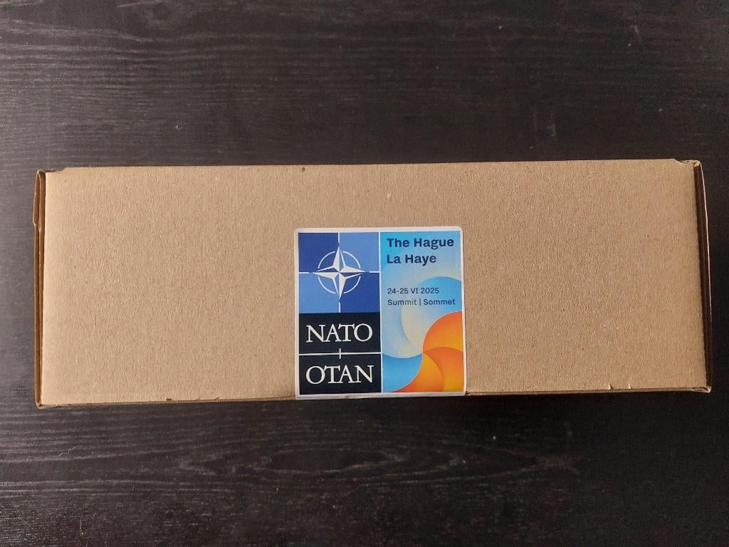 NATO cadeau pakket (ongeopend), Verzamelen, Militaria | Algemeen, Ophalen of Verzenden, Overige soorten, Nederland, Embleem of Badge