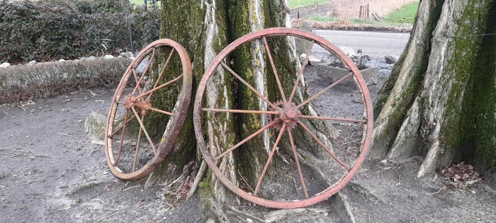 Twee oude wagenwielen   110 cm hoog, Antiek en Kunst, Antiek | Overige Antiek, Ophalen
