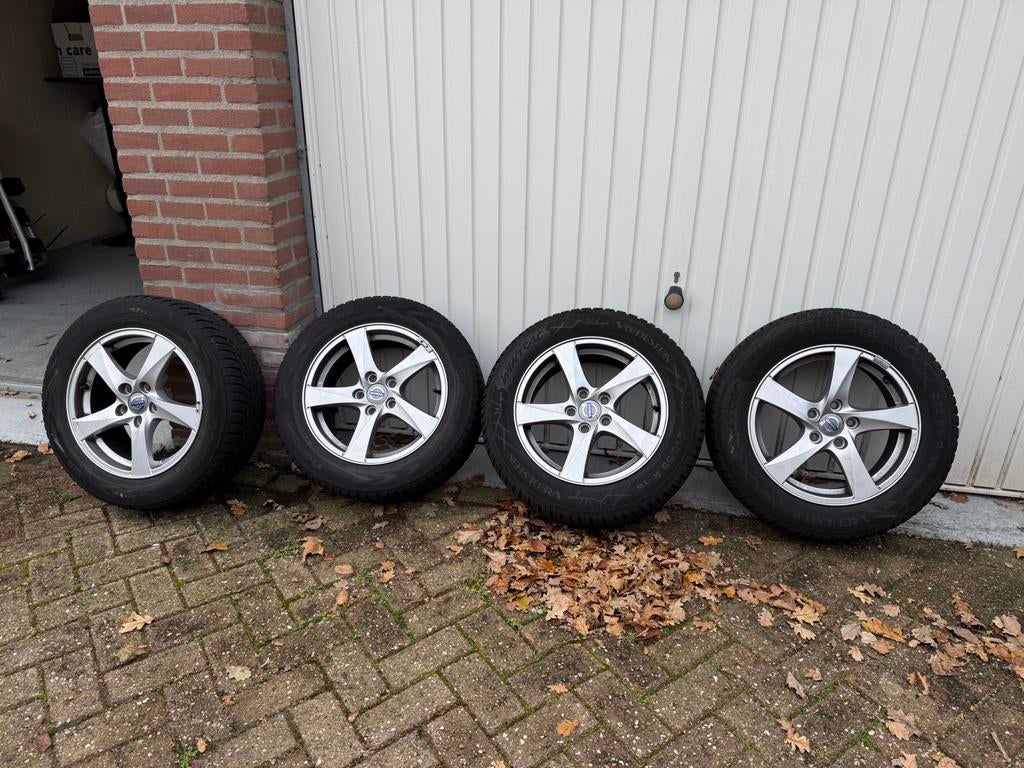 Set winterbanden op velg 16 inch Volvo V60, Auto-onderdelen, Banden en Velgen, Ophalen, Gebruikt, 16 inch, Overige