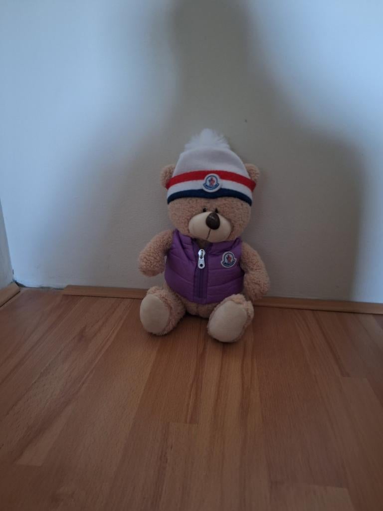 Schattige Moncler Beer Knuffel, Kinderen en Baby's, Speelgoed | Knuffels en Pluche, Ophalen of Verzenden, Zo goed als nieuw, Beer