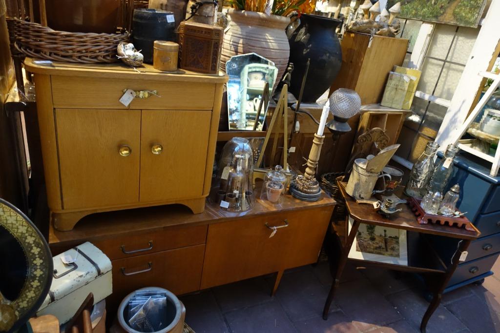 Vintage klepkast/tv meubel /klein dressoir, Antiek en Kunst, Antiek | Meubels | Kasten, Ophalen