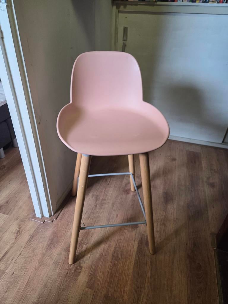 Leuke roze barstoel met houten poten, Ophalen, Gebruikt, Hout, Met voetsteun