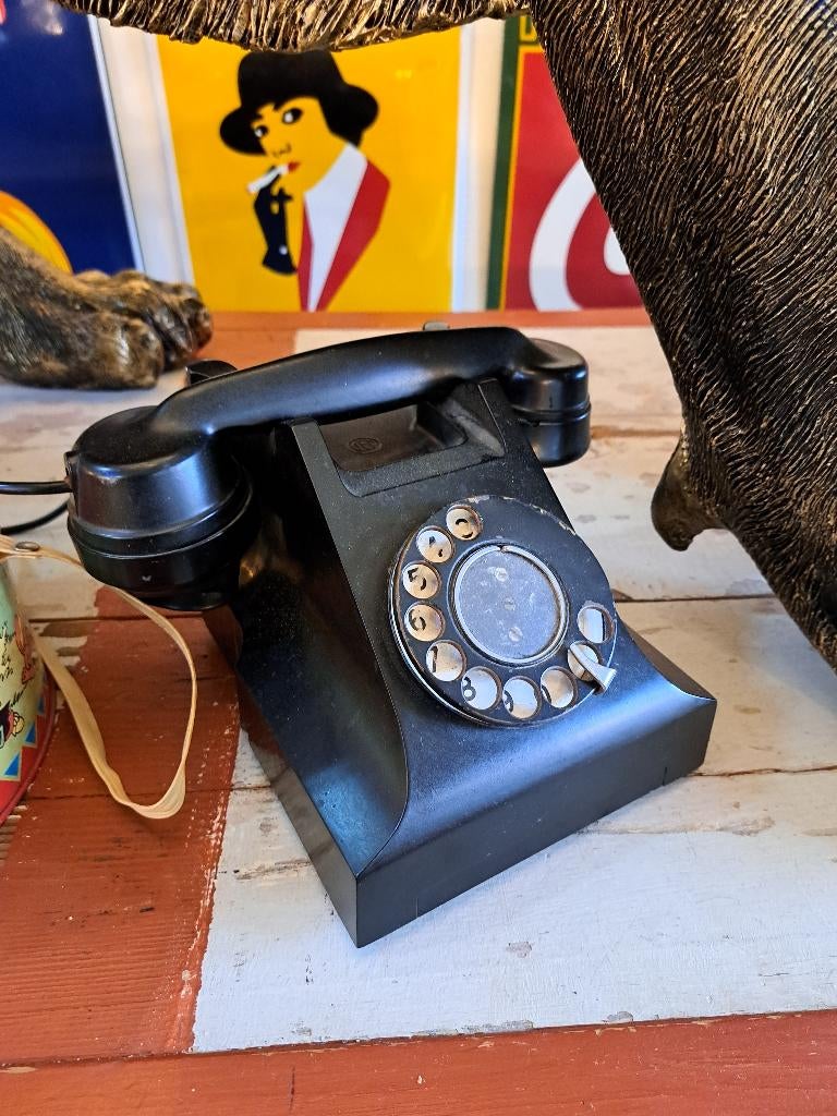 Een echte oude telefoon wandtelefoon of Engelse telefooncel, Antiek en Kunst, Ophalen