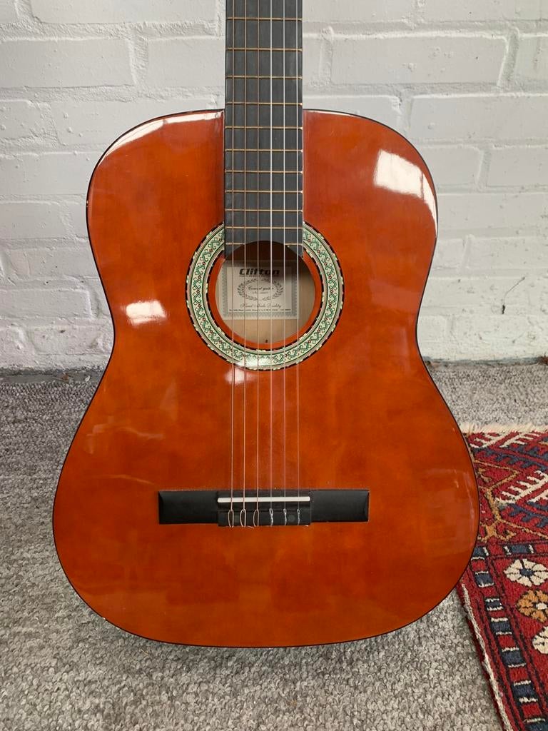 Foto 4 van Gitaar drie Akoestische gitaren Resonata Cinar en Clifton.