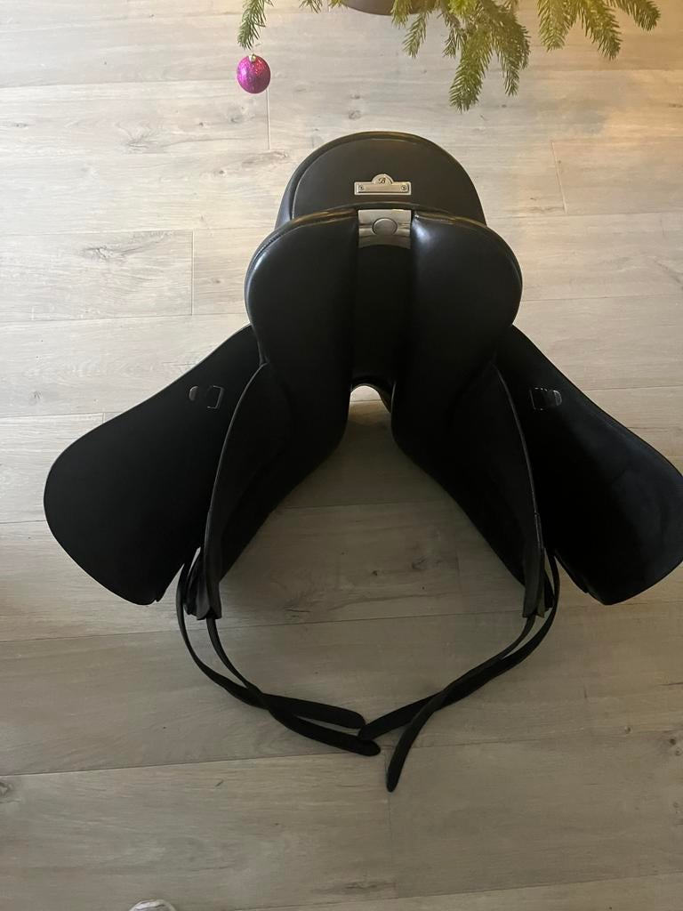 Goed onderhouden Bates  dressuur zadel 18 inch, Dieren en Toebehoren, Paarden en Pony's | Zadels, Ophalen of Verzenden, Gebruikt