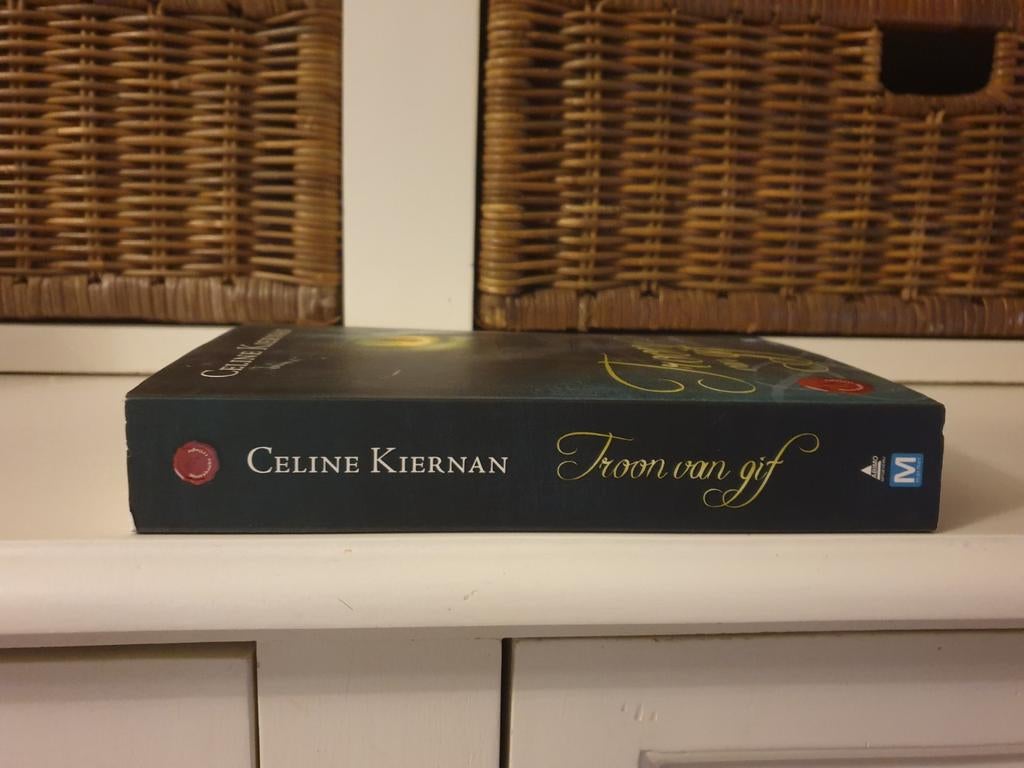 Celine Kiernan - Troon van gif, Boeken, Fantasy, Ophalen of Verzenden, Gelezen