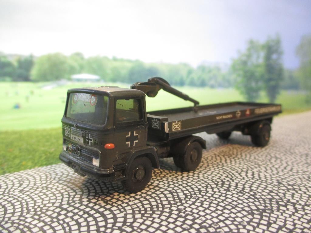 Mercedes Benz LPS 1313 Baustoffwagen Bundeswehr met kraan, Hobby en Vrije tijd, Modelauto's | 1:87, Gebruikt, Bus of Vrachtwagen