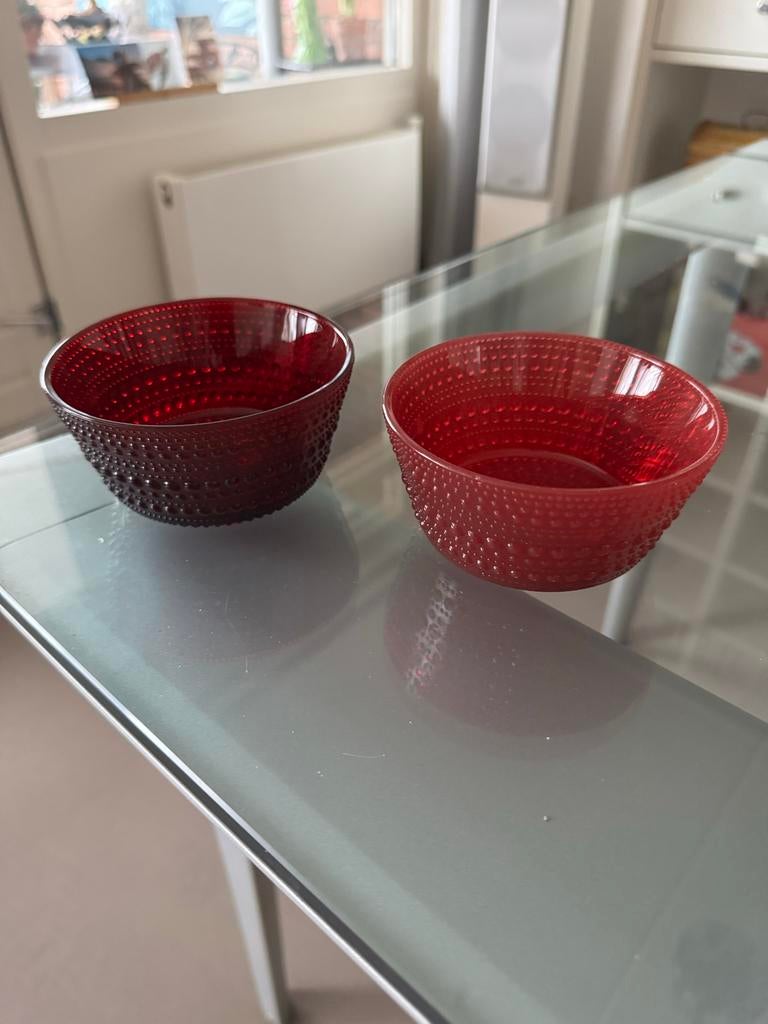 Iittala Kastelhelmi rode schaaltjes - set van 2, Schaal, Rond, Ophalen of Verzenden, Glas
