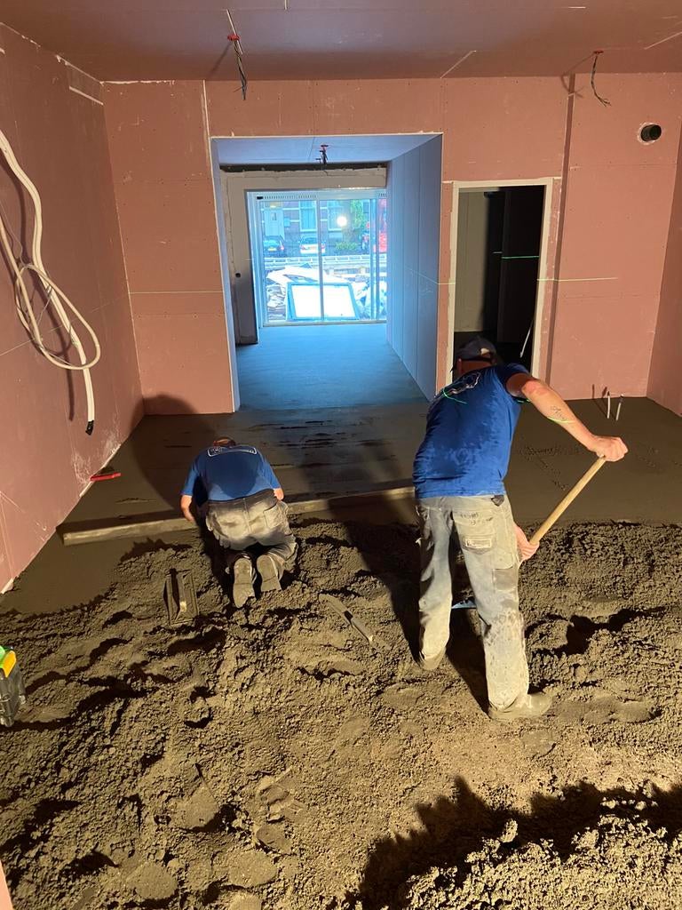 Zand/cement vloerlegger met vrachtauto