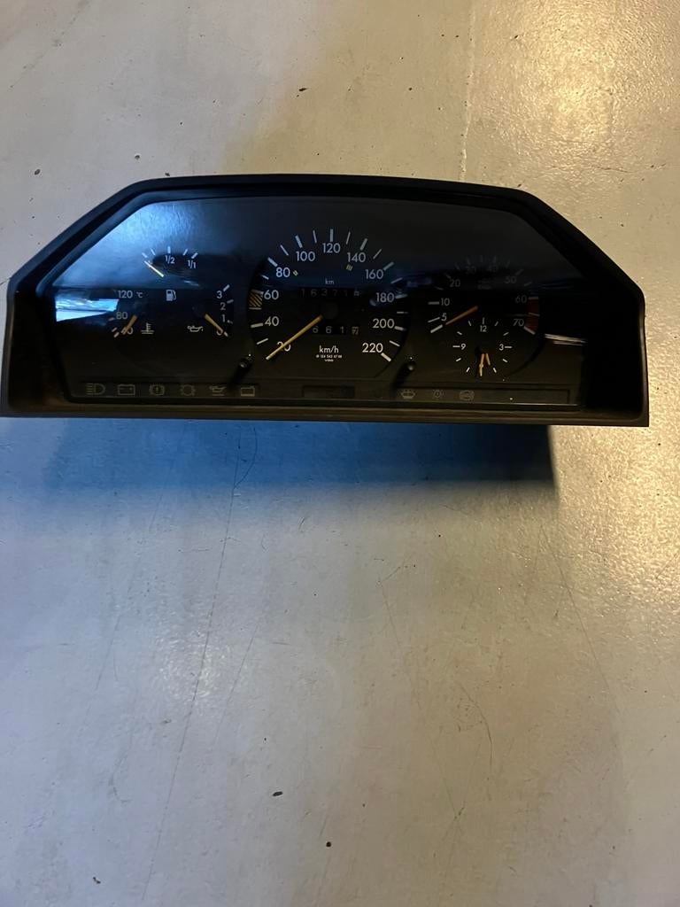 Tellerklok mercedes 230 E w124, Auto-onderdelen, Dashboard en Schakelaars, Ophalen of Verzenden, Gebruikt, Mercedes-Benz