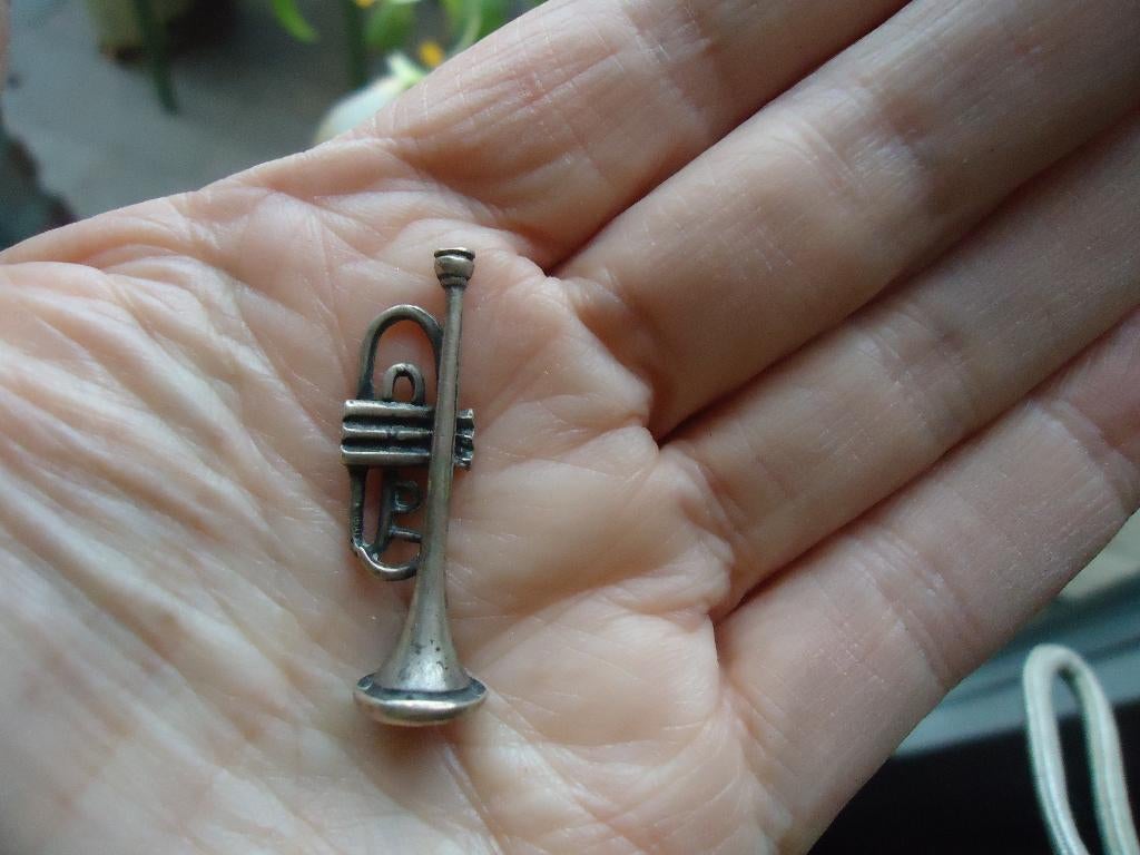 echt zilveren miniatuur  trompetje zilver 800 gemerkt, Ophalen of Verzenden